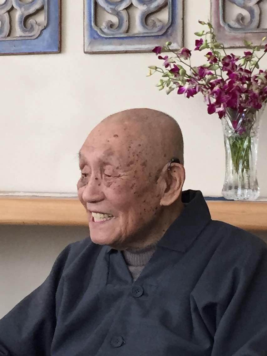 上午在真容寺监院隆明法师的陪同下,拜访100岁高龄的梦参长老