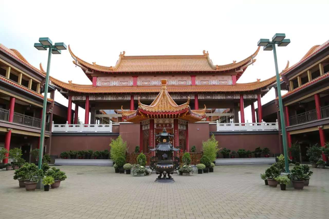 四,性空长老和达义大和尚一行参访温哥华观音寺,因住持观成法师回香港